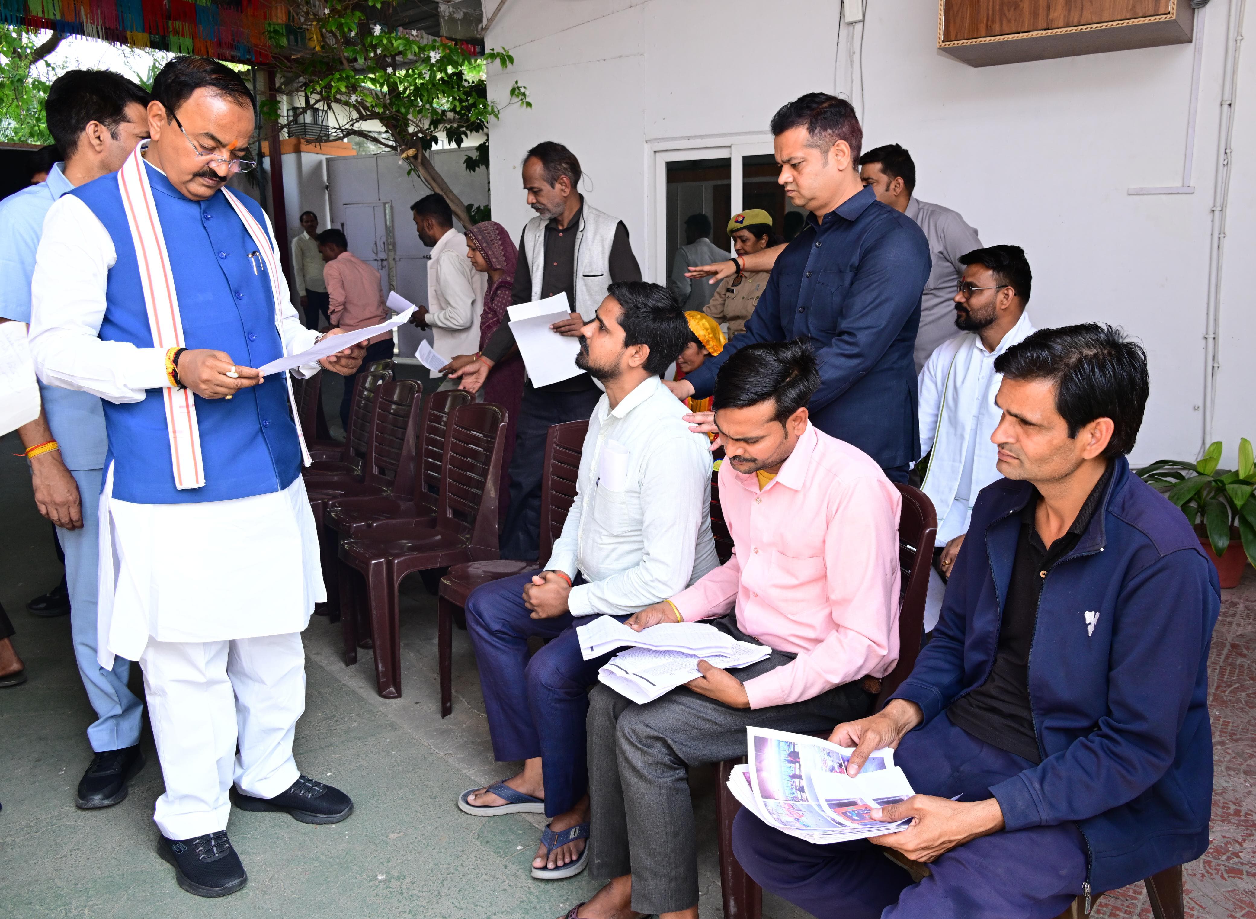 उप मुख्यमंत्री केशव प्रसाद मौर्य ने जनता दर्शन में सुनीं सैकड़ों फरियादियों की शिकायतें