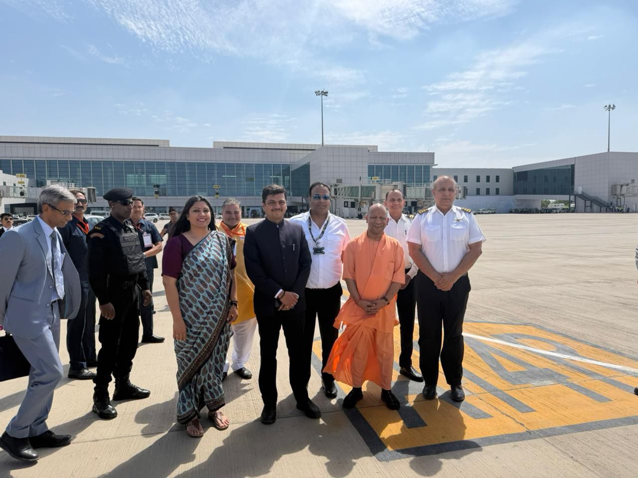 जेवर से पहली उड़ान, राज्यपाल आनंदीबेन पटेल व सीएम योगी ने किया लखनऊ का सफर
