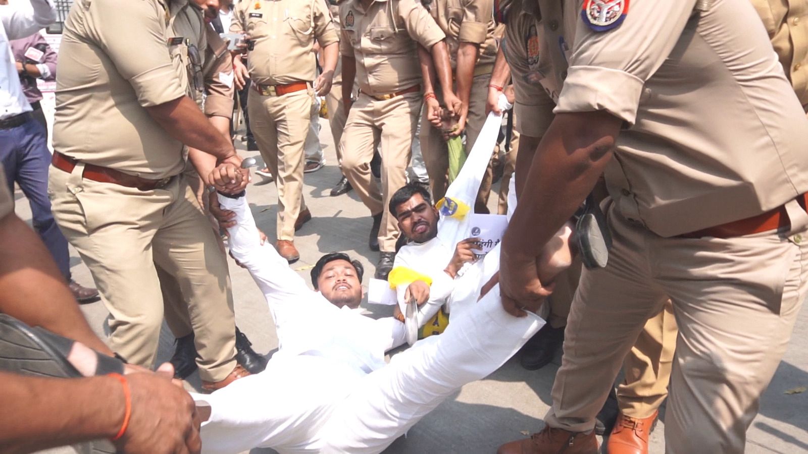 रसोई गैस संकट के खिलाफ आप छात्रविंग का प्रदर्शन, डीएम के माध्यम से राज्यपाल को सौंपा मांग पत्र, कई कार्यकर्ता गिरफ्तार