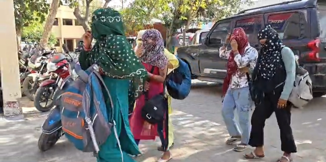 छाता में देह व्यापार गिरोह का भंडाफोड़: आपत्तिजनक स्थिति में पांच युवतियां और चार युवक गिरफ्तार