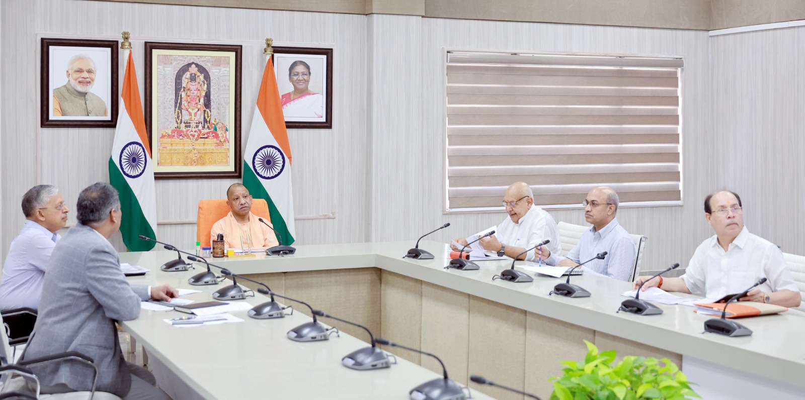 सीएम योगी ने बेमौसम बारिश से परेशान किसानों का जाना हाल