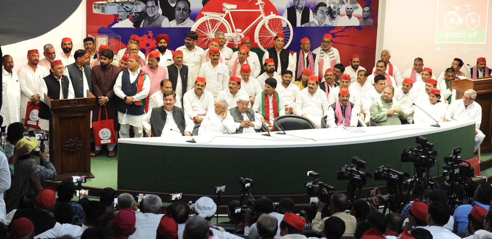 भाजपा ने उत्तर प्रदेश को बर्बाद कर दिया,  2027 में बनाएंगे सरकार: अखिलेश यादव