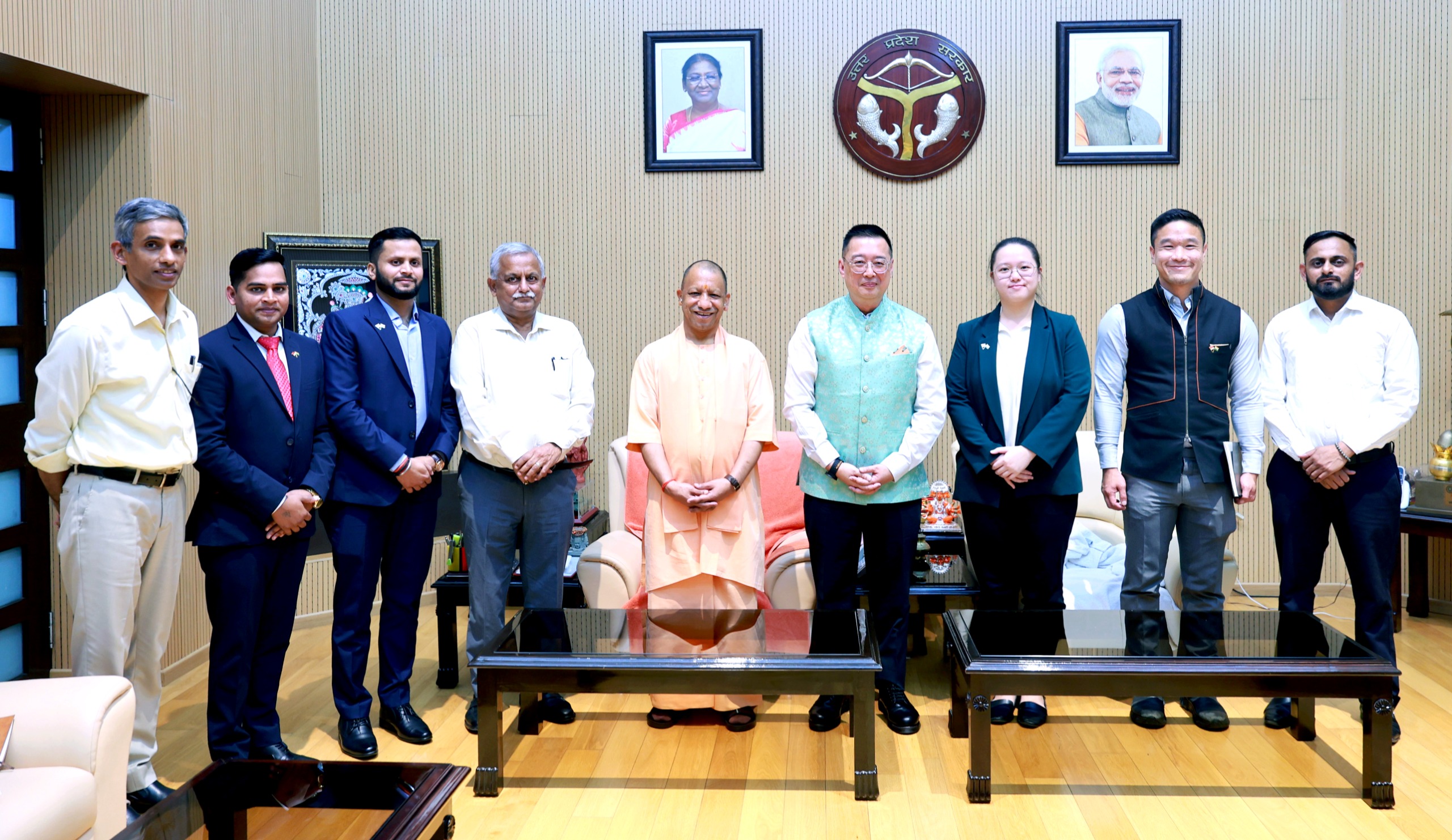 मुख्यमंत्री योगी आदित्यनाथ से सिंगापुर के उच्चायुक्त साइमन वोंग ने की शिष्टाचार भेंट
