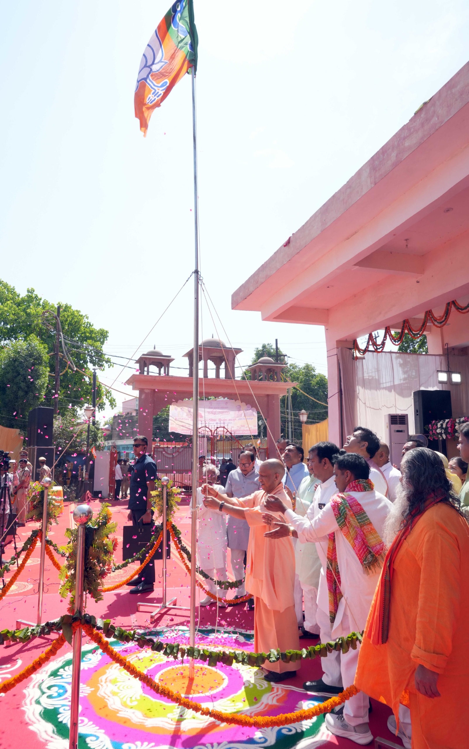 भाजपा के स्थापना दिवस पर सीएम योगी ने गोरखनाथ मंदिर के हिंदू सेवाश्रम भवन पर फहराया पार्टी का झंडा