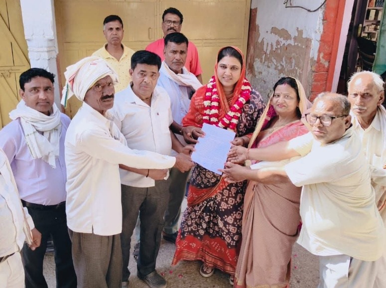 असरवा सुपरफास्ट ट्रेन के ठहराव की मांग तेज, विधायक ने आगरा मंडल रेल प्रबंधक से की बात