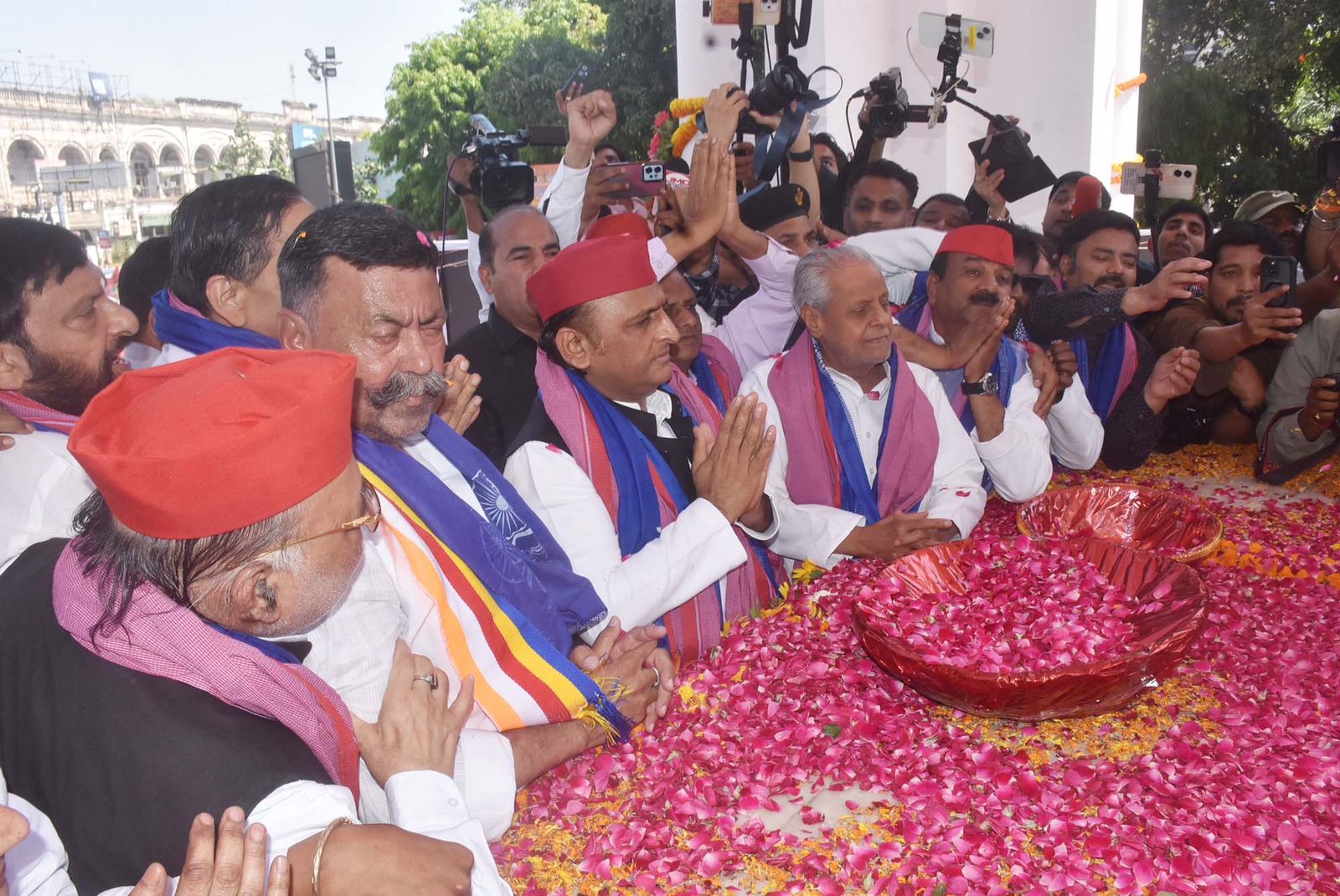 पूर्व मुख्यमंत्री अखिलेश यादव ने डॉ भीमराव अंबेडकर को किया नमन