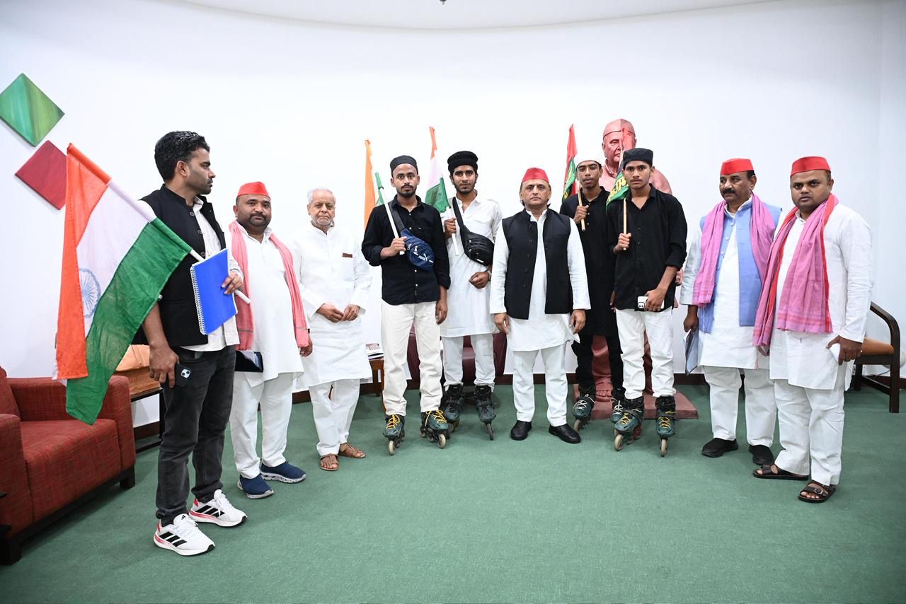 स्केटिंग करते हाजी अली दरगाह जा रहे लोगों से अखिलेश यादव ने की मुलाकात
