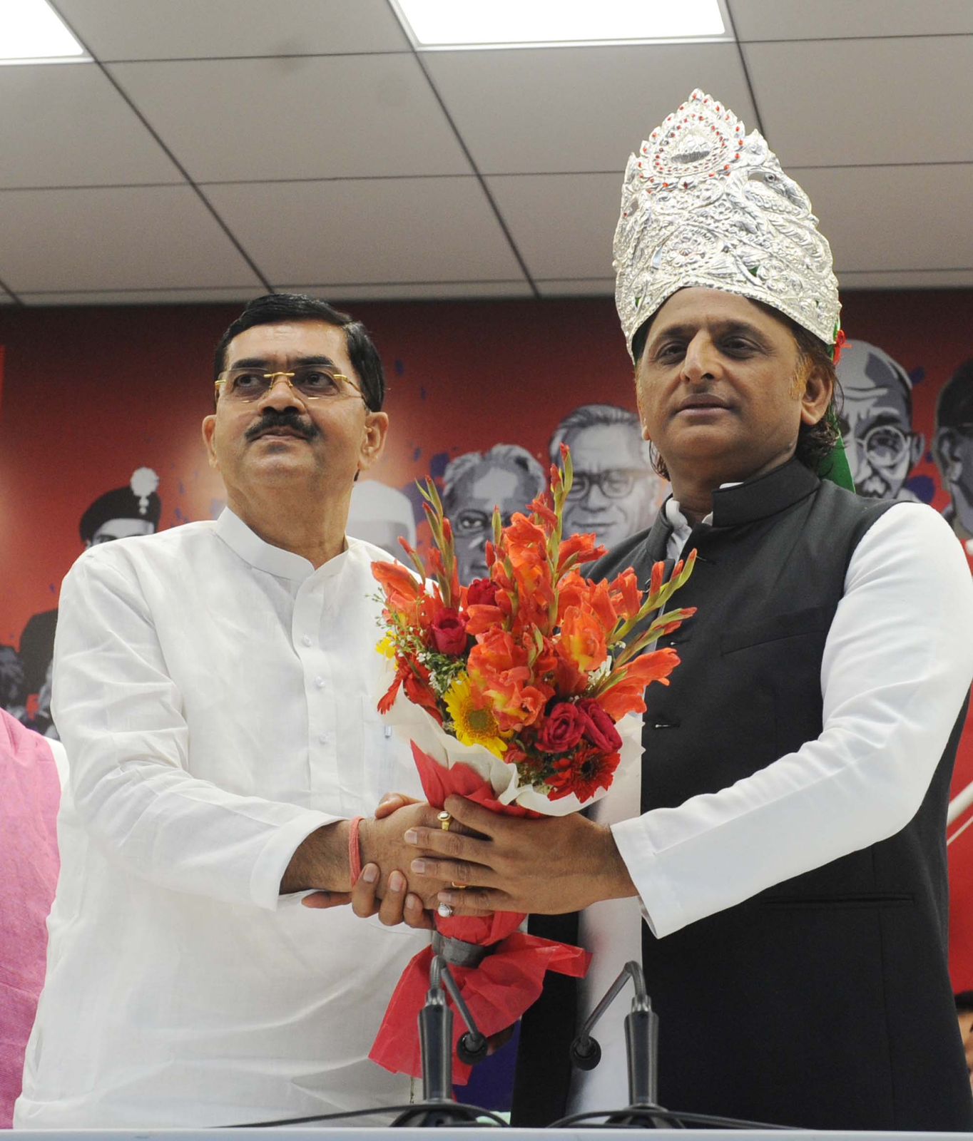 बसपा भाजपा के कई नेताओं ने थामा समाजवादी पार्टी का दामन