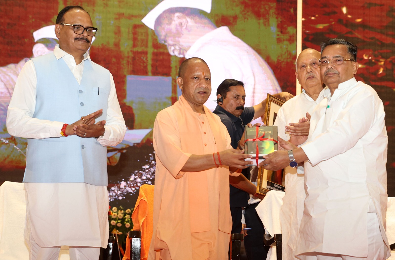 जातिवाद के नाम पर देश को लूटने वाले राष्ट्रद्रोहियों से सावधान रहें: सीएम योगी