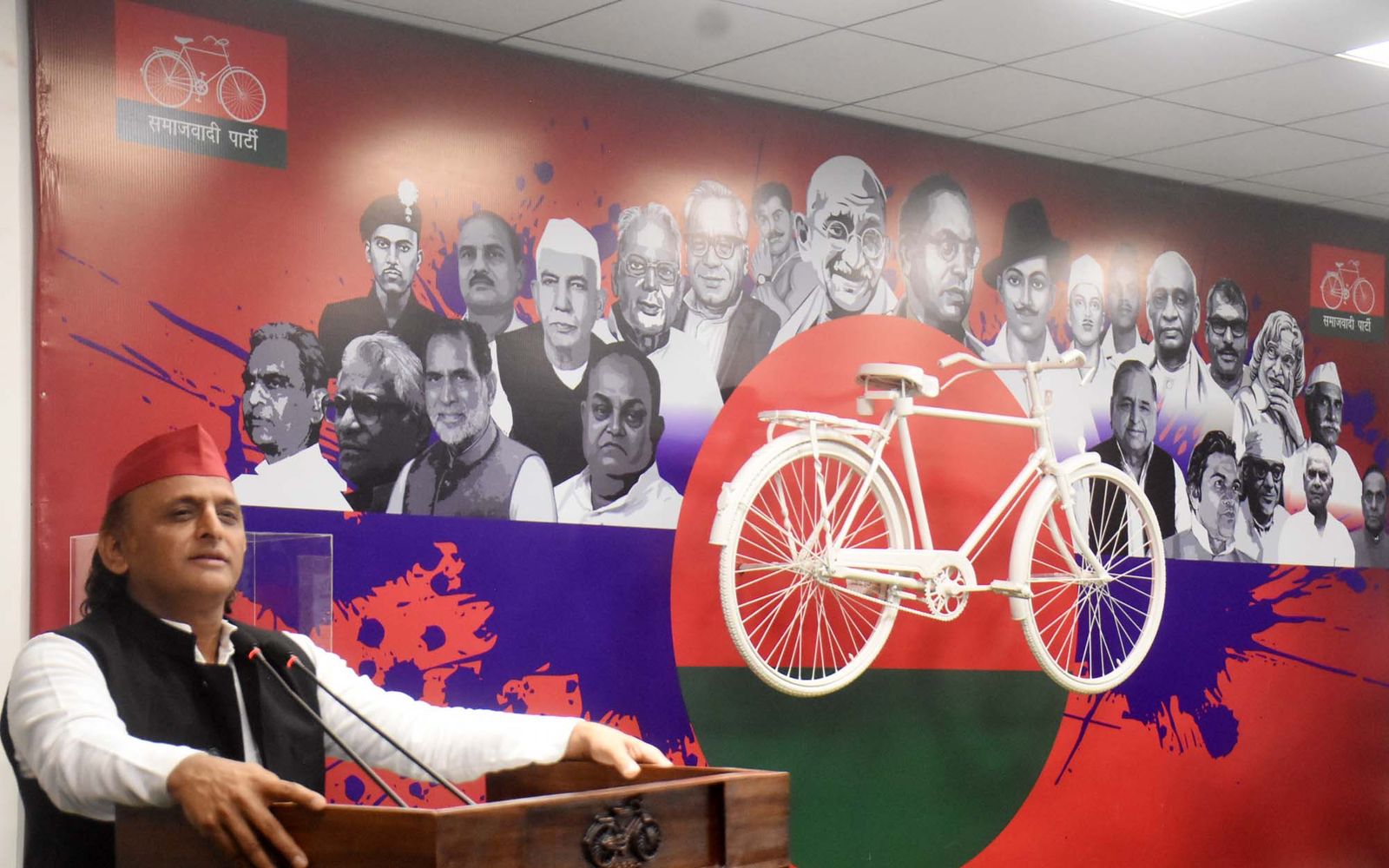 इतना कमजोर मुख्यमंत्री आज तक नहीं देखा जो गरीबों पर अत्याचार करता है: अखिलेश यादव