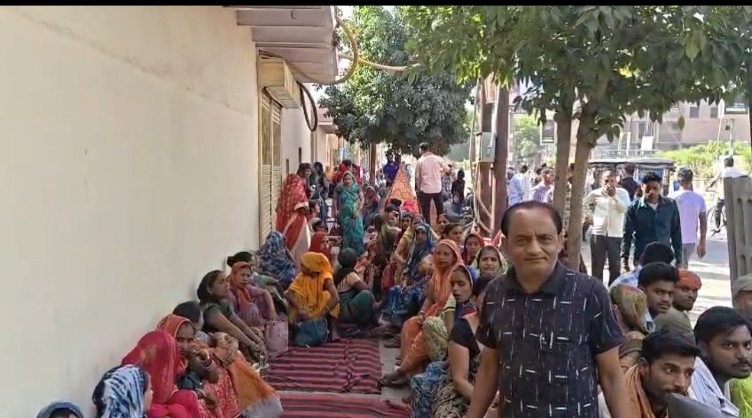 मथुरा में स्वीटी सुपारी फैक्ट्री के बाहर श्रमिकों का धरना, वेतन विसंगति को लेकर बढ़ा आक्रोश