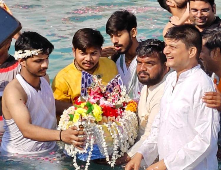 राधा रास विहारी जी ने युगल रूप में किया नौका विहार