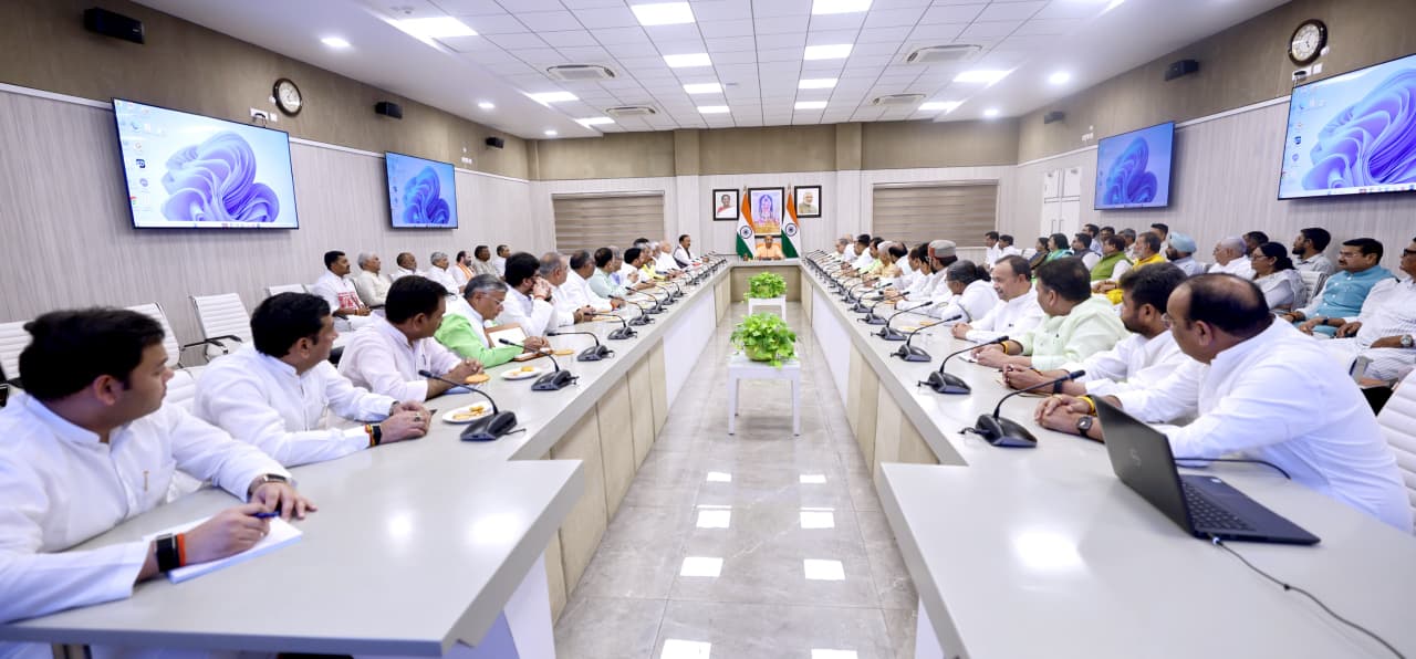 सप्ताह में एक दिन सार्वजनिक परिवहन का उपयोग करें मंत्रीगण: मुख्यमंत्री