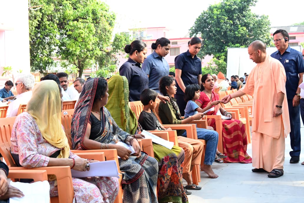 जनता दर्शन में इलाज में मदद की गुहार लेकर आए लोगों को मुख्यमंत्री ने दिया आत्मीय भरोसा