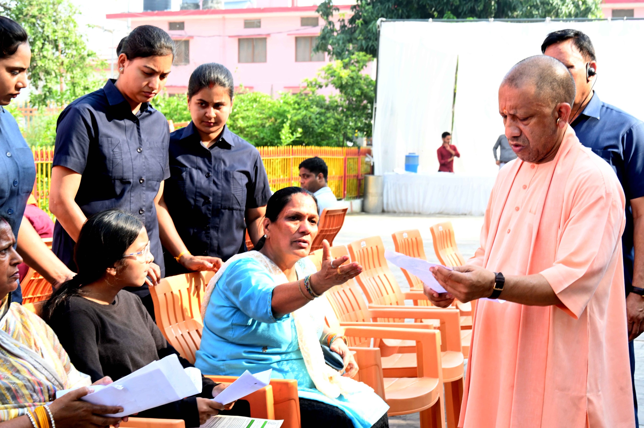 जनता दर्शन में मुख्यमंत्री योगी आदित्यनाथ ने सुनीं 150 लोगों की समस्याएं