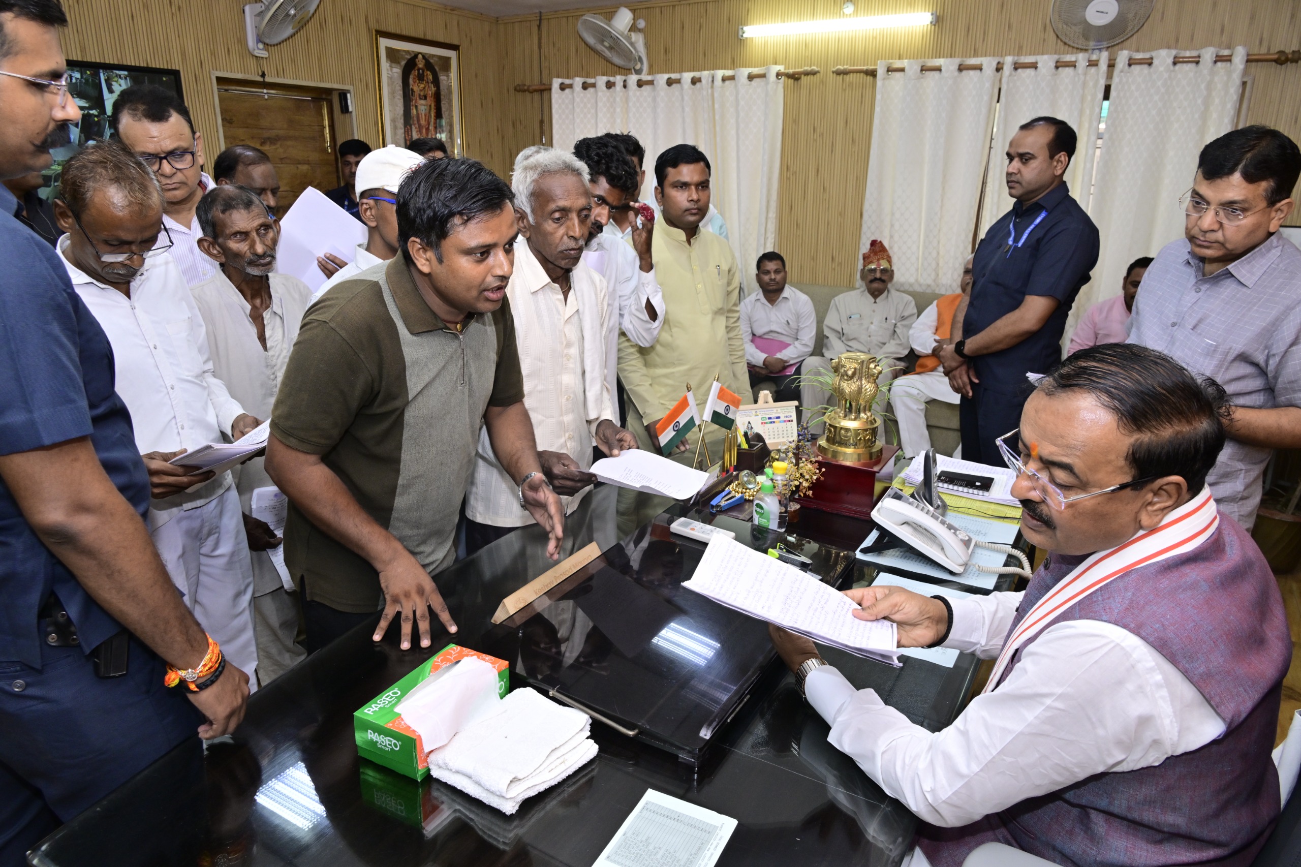 जनता दर्शन में उप मुख्यमंत्री केशव प्रसाद मौर्य ने सुनी जन समस्याएं, अधिकारियों को दिए त्वरित समाधान के निर्देश