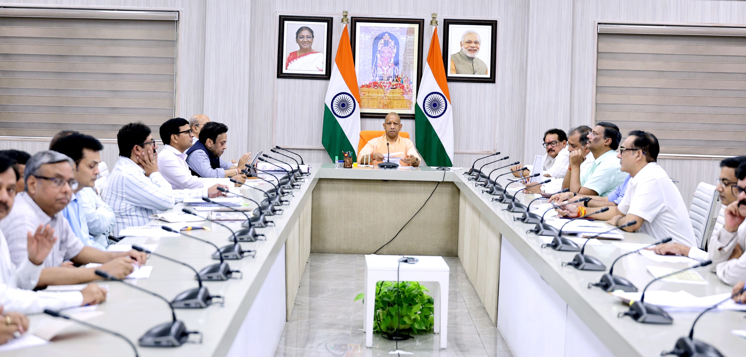 मुख्यमंत्री योगी आदित्यनाथ ने बुधवार को लोक निर्माण विभाग की वर्ष 2026-27 की कार्ययोजना की समीक्षा की