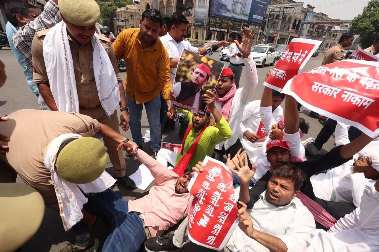 नीट पेपर लीक और बढ़ती बेरोजगारी और महंगाई के विरोध में सपा का प्रदर्शन