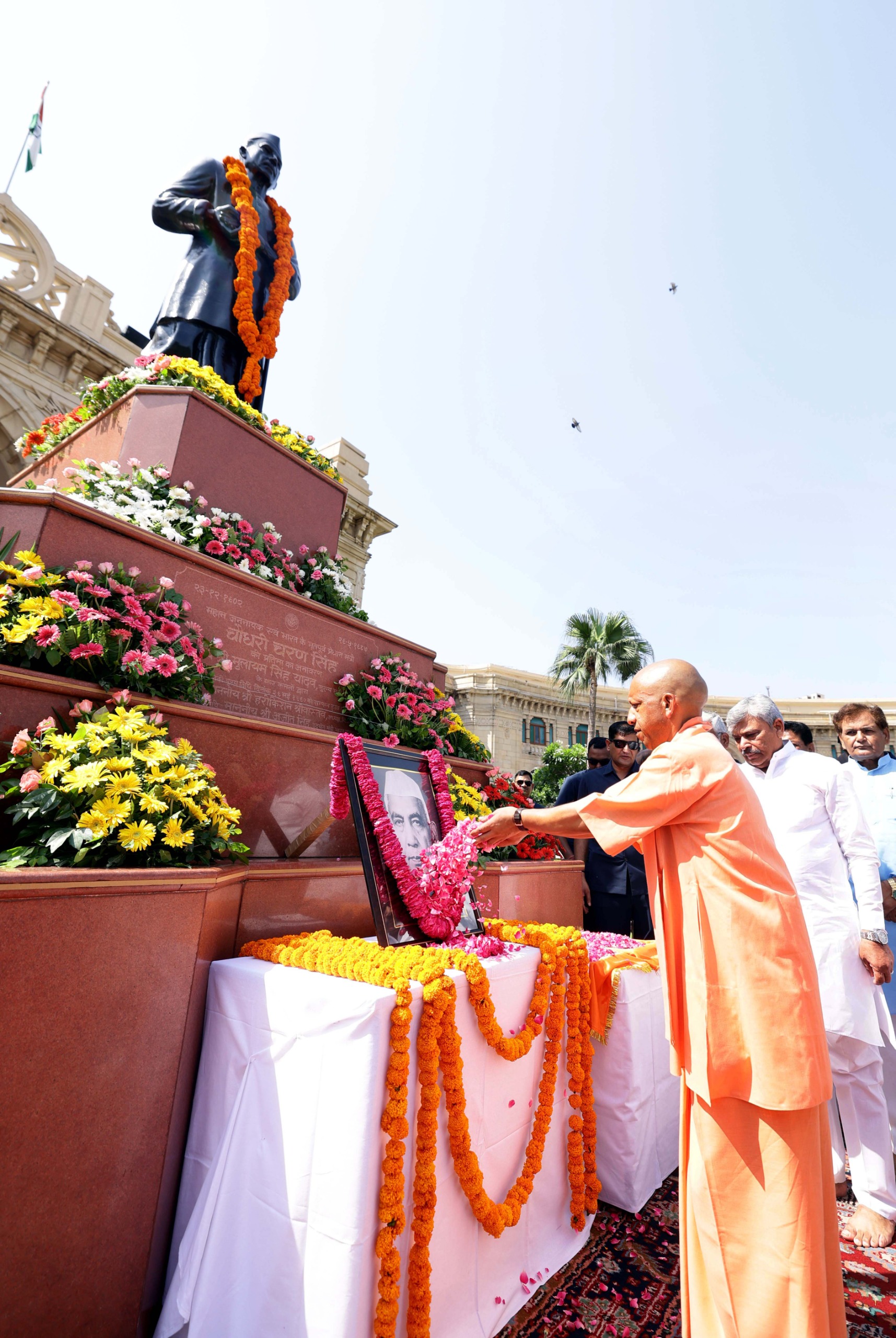 मुख्यमंत्री ने पूर्व प्रधानमंत्री ‘भारत रत्न’ चौधरी चरण सिंह की पुण्यतिथि पर अर्पित की श्रद्धांजलि