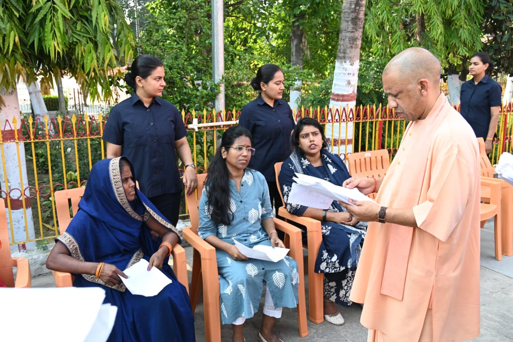 जनता दर्शन में करीब 200 लोगों से मिले सीएम योगी