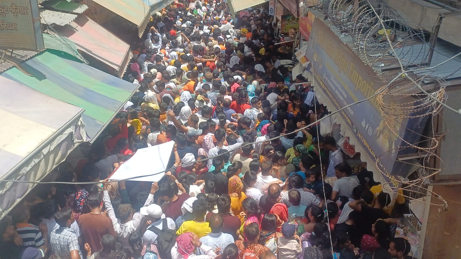 भीषण गर्मी और प्रशासनिक बदइंतजामी के बीच बांके बिहारी के दर्शन को मजबूर श्रद्धालु, वीकेंड पर उमड़ा जनसैलाब