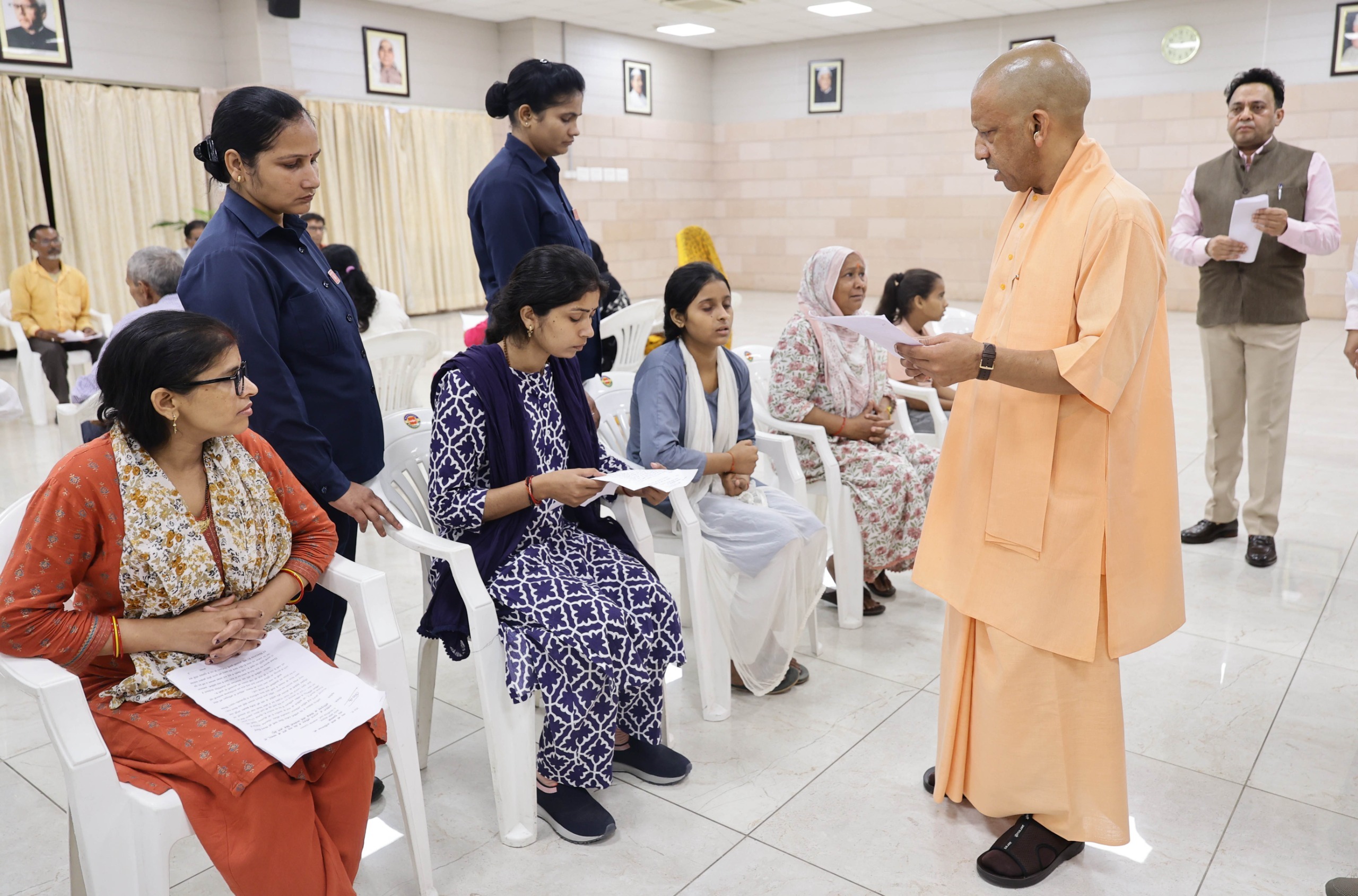 बूढ़ी मां संग आई बेटी ने बीटेक की पढ़ाई करने के लिए लगाई गुहार, मुख्यमंत्री ने किया आश्वस्त