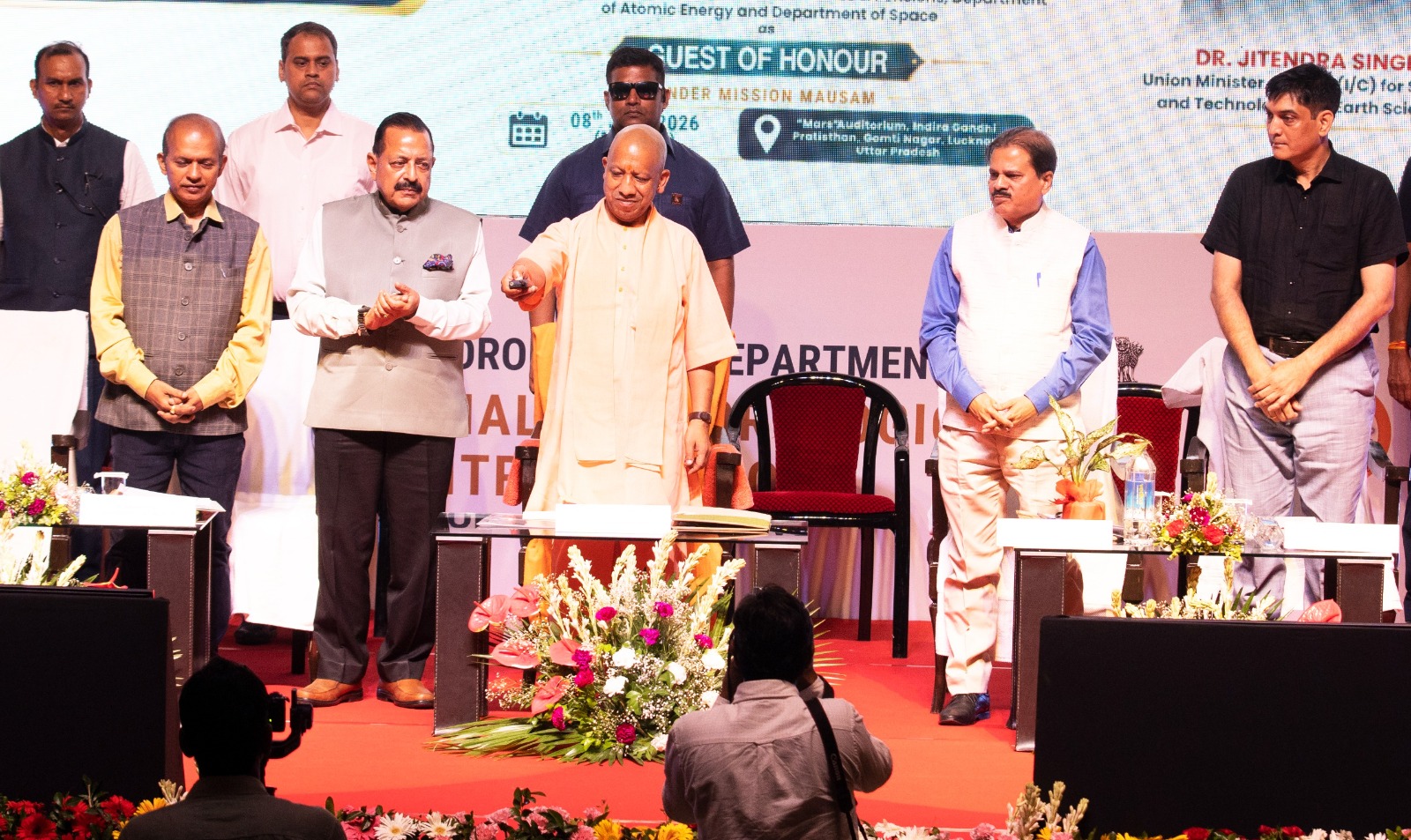 मुख्यमंत्री योगी आदित्यनाथ ने केंद्रीय राज्यमंत्री जितेंद्र सिंह संग लखनऊ में क्षेत्रीय मौसम विज्ञान केंद्र का बटन दबाकर शुभारंभ किया