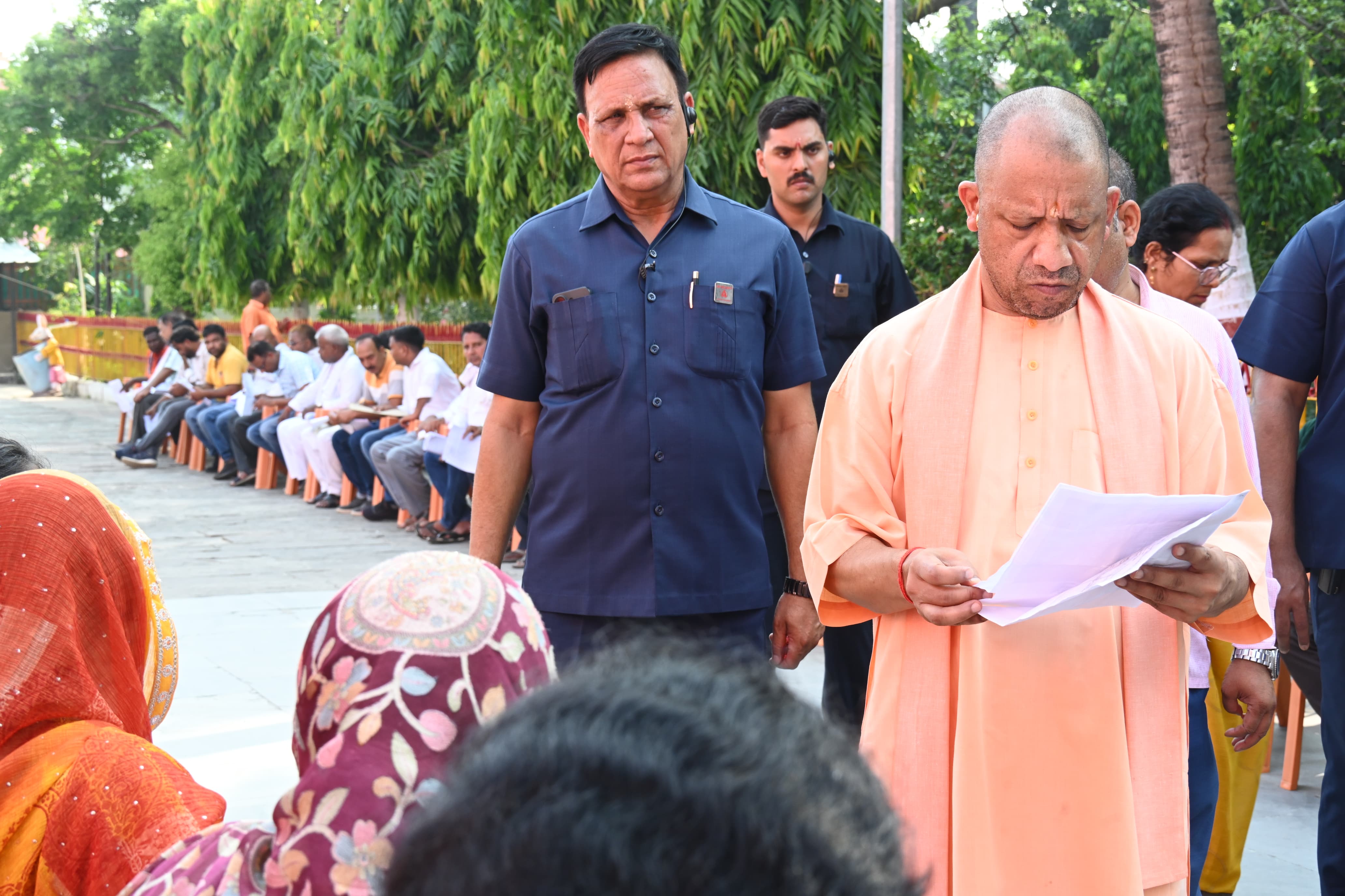 मुख्यमंत्री ने गोसेवा भी की, मंदिर परिसर के भ्रमण के दौरान बच्चों से किया संवाद