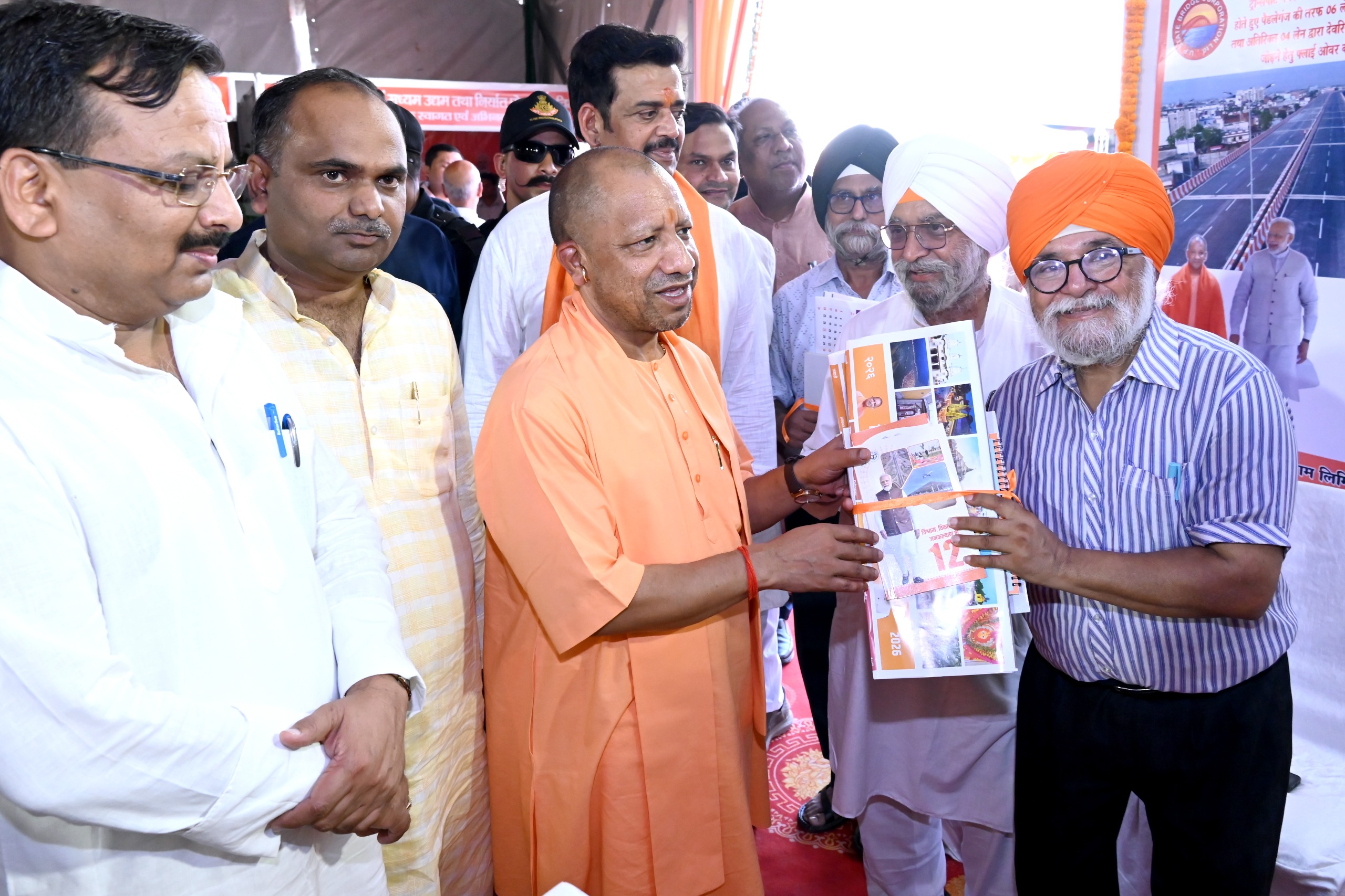 मुख्यमंत्री योगी आदित्यनाथ ने गोरखपुर में किया 926 करोड़ की 226 परियोजनाओं का लोकार्पण और शिलान्यास