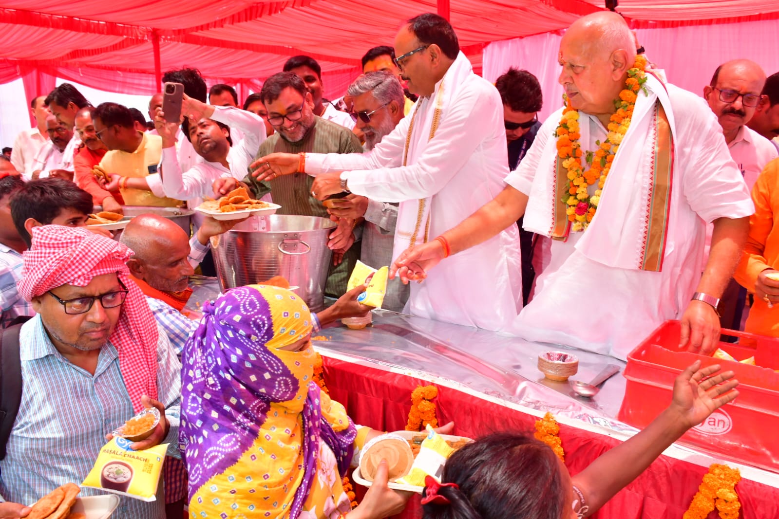 बड़े मंगल पर कृषि मंत्री सूर्य प्रताप शाही द्वारा आयोजित किया गया विशाल भंडारा