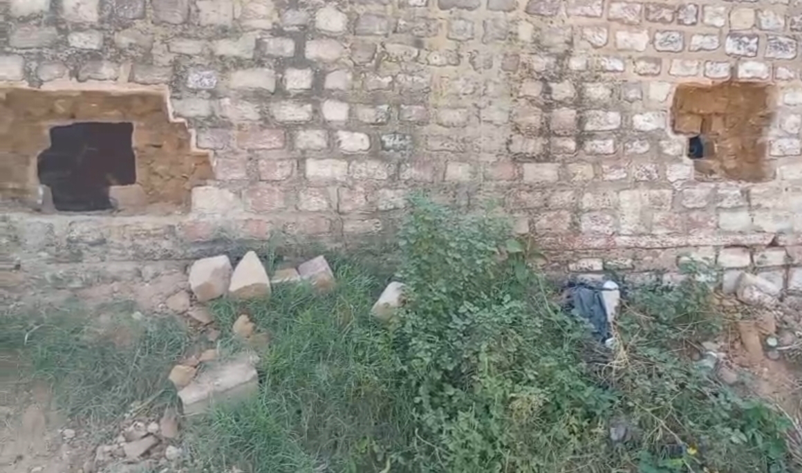 बसेड़ी में पक्की दीवाल तोड़कर लाखों की चोरी, ग्रामीणों में दहशत, पुलिस के हाथ खाली