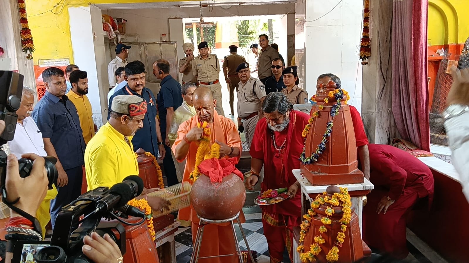 सीएम योगी ने किया मां बगुलामुखी का दर्शन-पूजन, तुवन मंदिर में भी माथा टेका मुख्यमंत्री ने