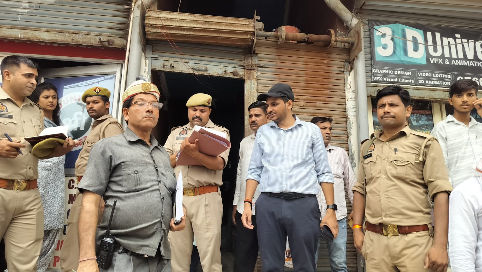 लखनऊ अग्निकांड के बाद मथुरा प्रशासन सख्त, होटल, लाइब्रेरी और कोचिंग सेंटरों पर छापेमारी