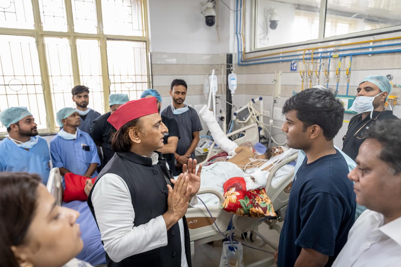 केजीएमयू अस्पताल में जाकर अग्निकांड पीड़ितों से मिले अखिलेश यादव