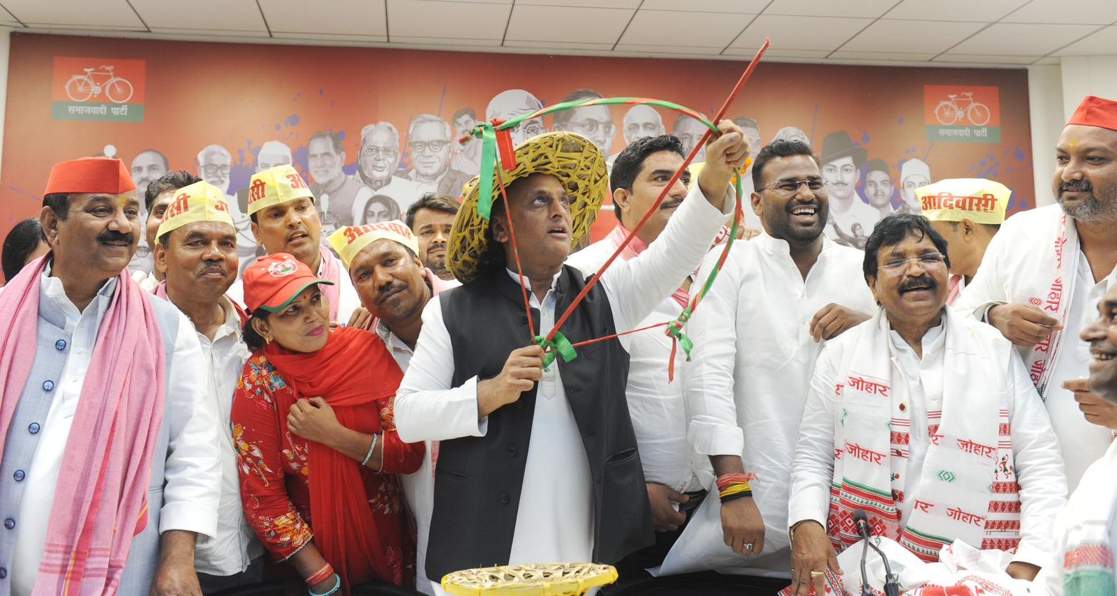 भाजपा सरकार ने छीना आदिवासियों का हक: अखिलेश यादव