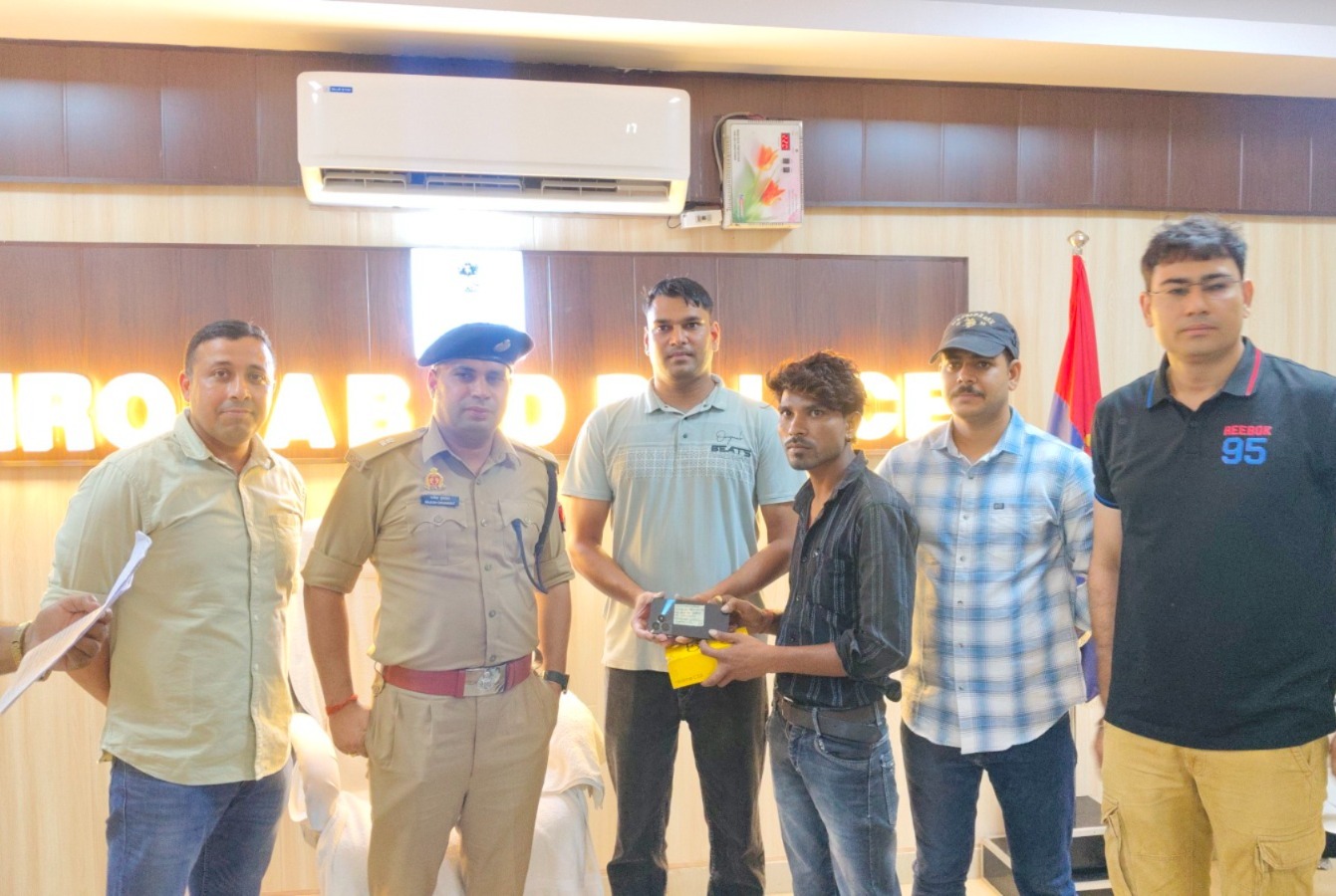 फिरोजाबाद पुलिस ने 150 गुम मोबाइल किए बरामद, 30 लाख रुपये के फोन मालिकों को लौटाए