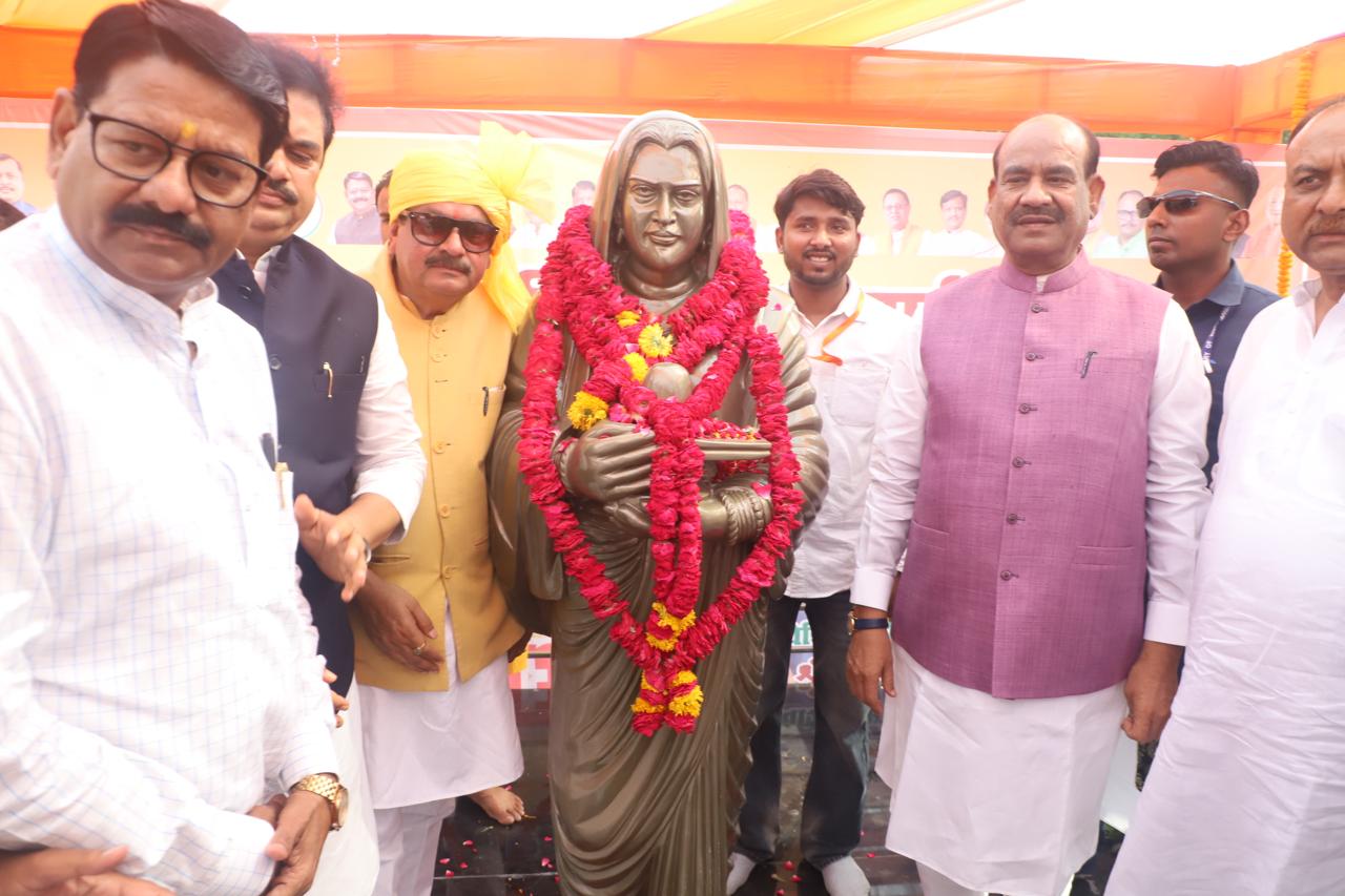 "लोकमाता अहिल्याबाई होल्कर जी की 301वीं जयंती के अवसर पर एत्मादपुर के मॉडल स्कूल ग्राउंड में प्रतिमा अनावरण एवं विशाल जनसभा कार्यक्रमों का हुआ भव्य आयोजन