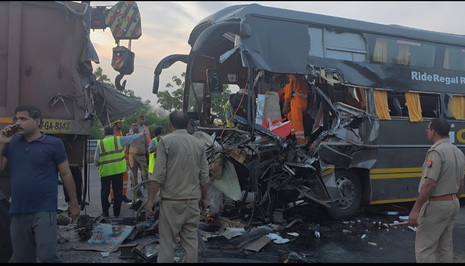 मथुरा के थाना राया क्षेत्र में यमुना एक्सप्रेसवे के माइल स्टोन-112 पर हुआ सड़क हादसा, चार लोगों की मौके पर मौत