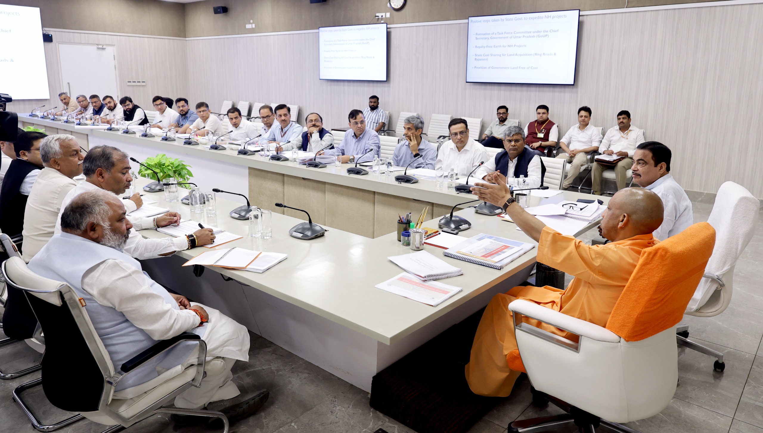 उत्तर प्रदेश में विश्वस्तरीय सड़क संपर्क विकसित करना हमारी प्राथमिकता: नितिन गडकरी