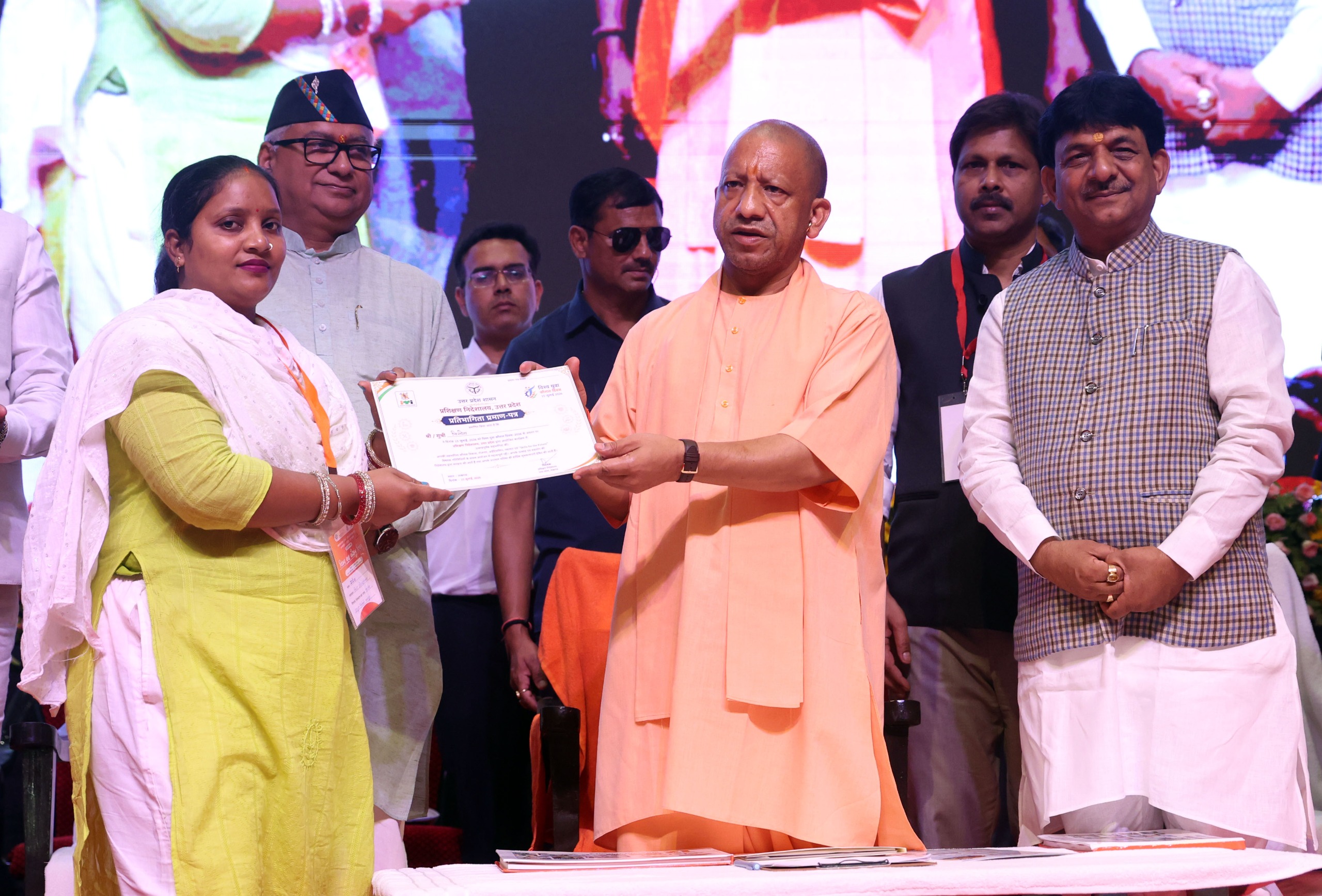 2017 से पहले नौकरी निकलती नहीं थी और निकल गई तो चाचा-भतीजे की जोड़ी वसूली पर निकल पड़ती थी: सीएम योगी