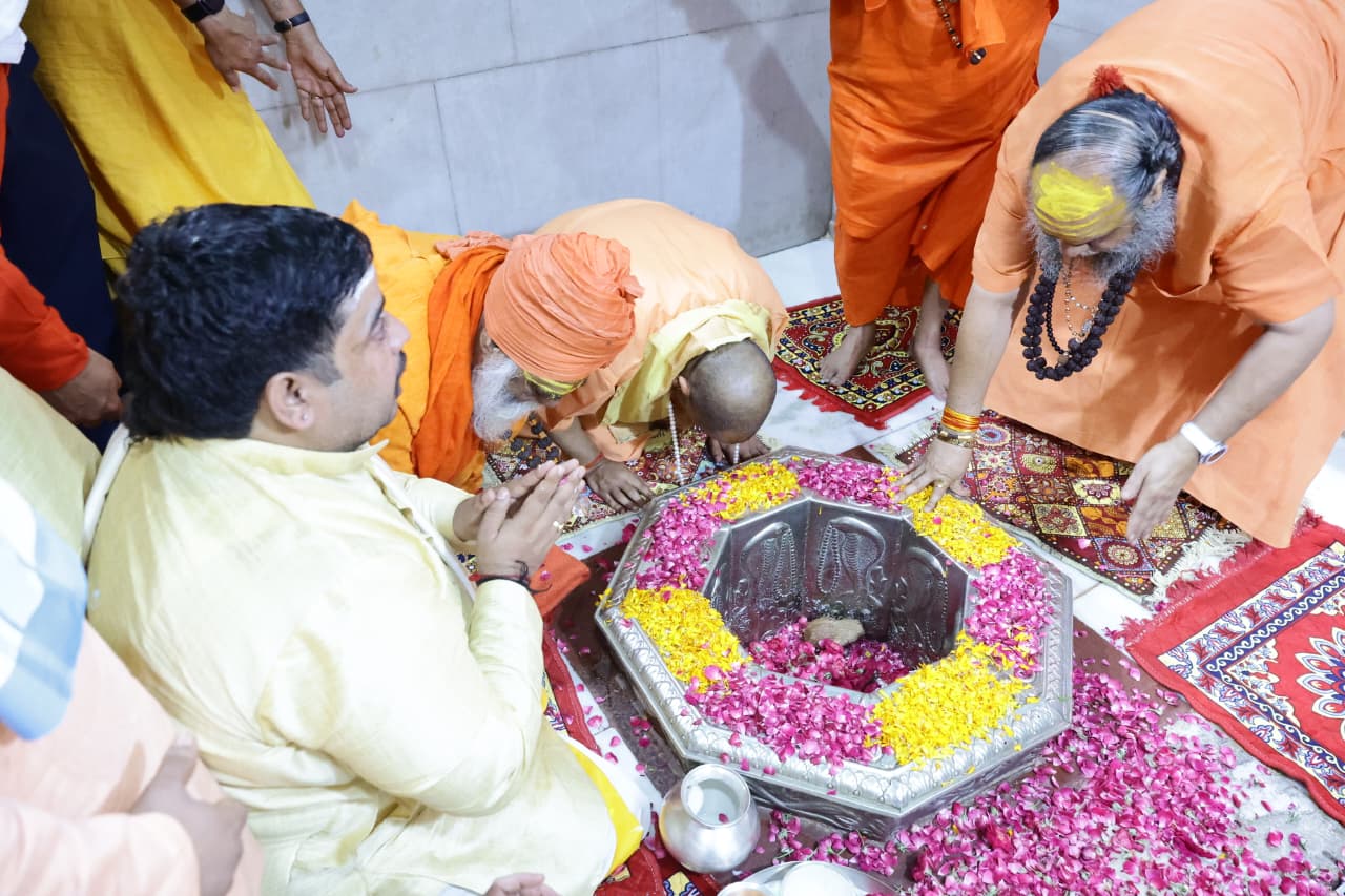 मुख्यमंत्री योगी ने श्री दूधेश्वरनाथ महादेव मठ मंदिर में किया जलाभिषेक, प्रदेश में सुख-समृद्धि एवं लोकमंगल की कामना की