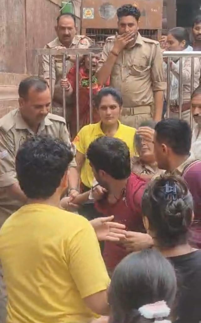 बांके बिहारी मंदिर में पुलिसकर्मियों पर श्रद्धालु से मारपीट का आरोप, सुरक्षा व्यवस्था पर उठे सवाल