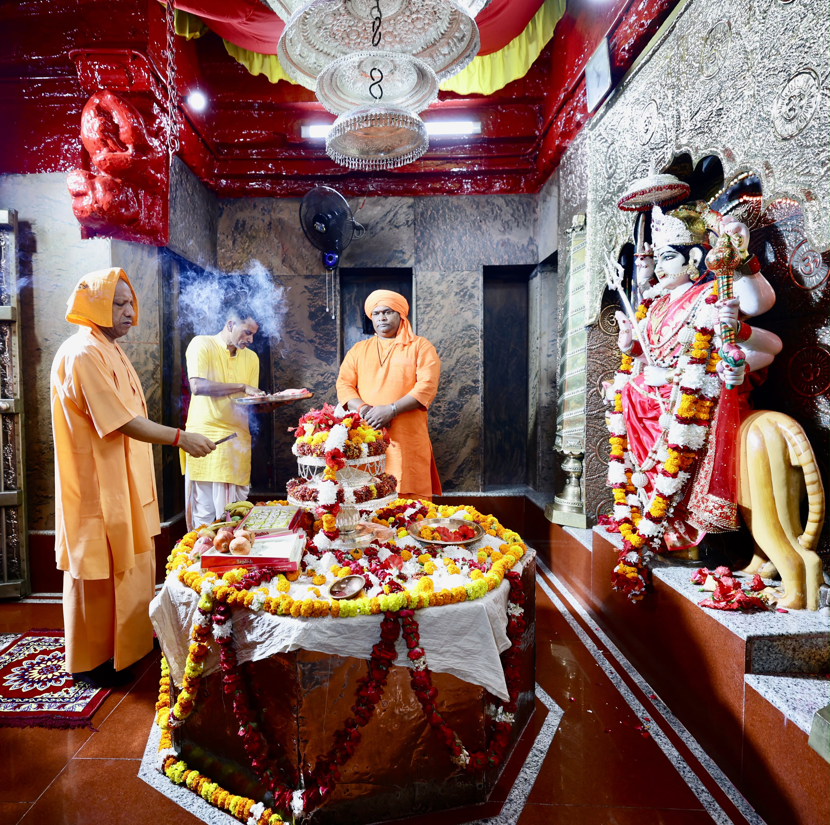 मुख्यमंत्री योगी आदित्यनाथ ने किए मां पाटेश्वरी के दर्शन