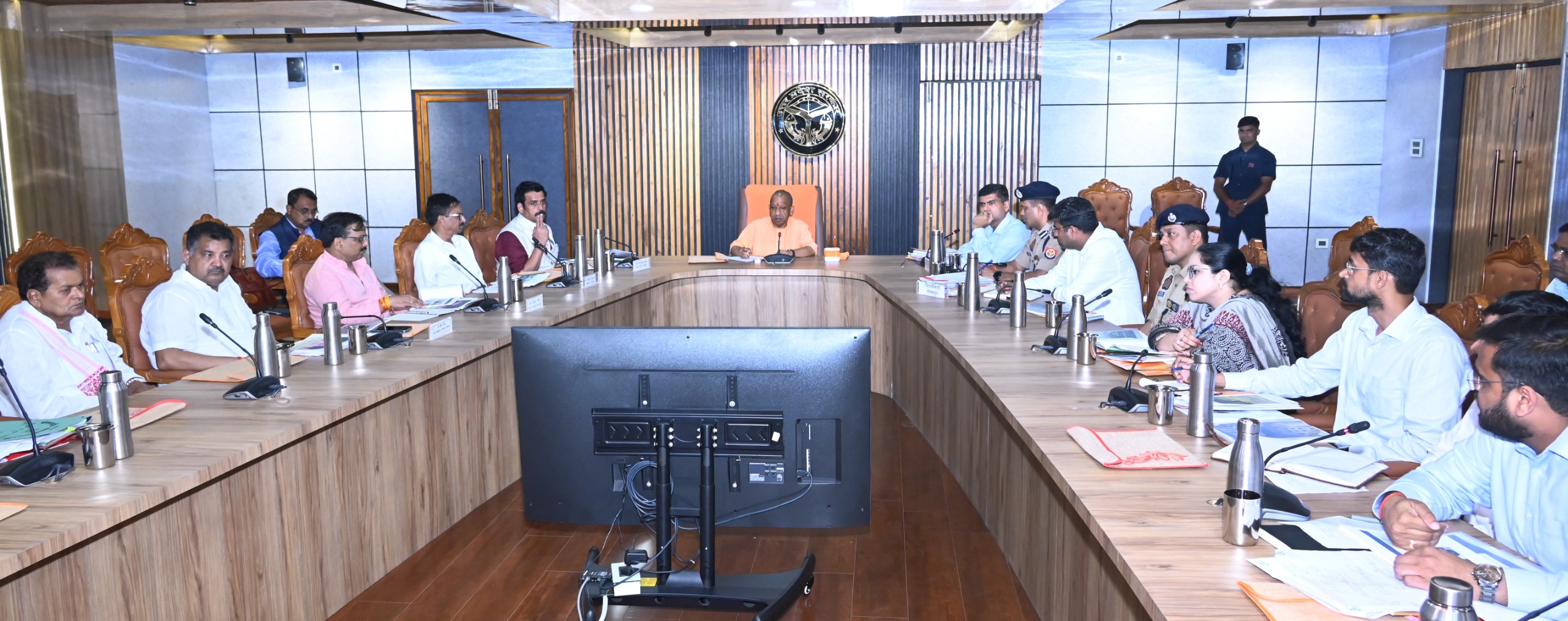 पूरी जिम्मेदारी से कार्य करें अधिकारी व कमर्चारी, कहीं भी नकारात्मक वातावरण न बनने दें : सीएम