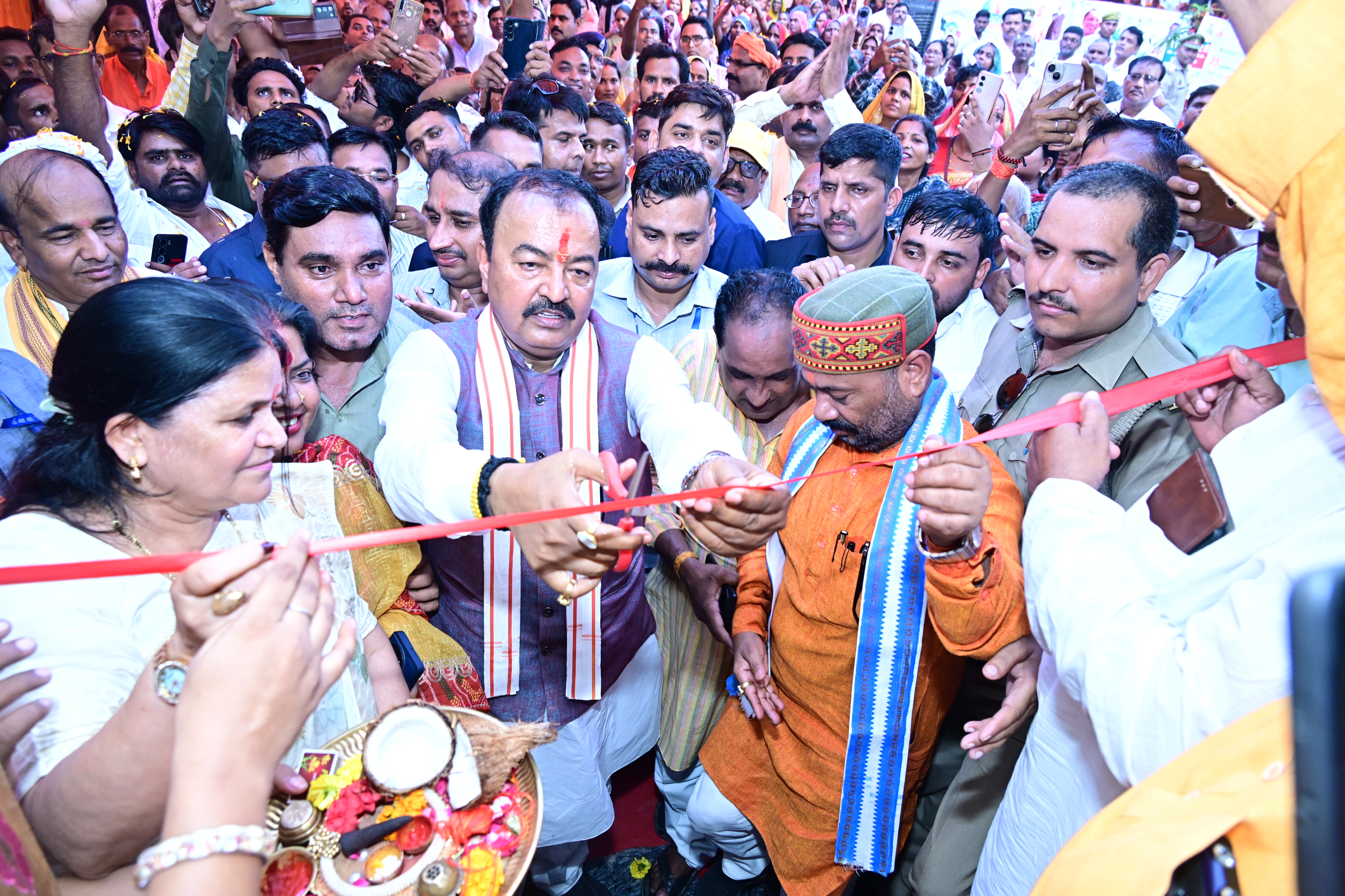 उपमुख्यमंत्री केशव प्रसाद मौर्य  ने विकसित भारत जी राम जी योजना के तहत बटन दबाकर 3 करोड़ 25 लाख 97 हजार रूपये की योजनाओं का किया शिलान्यास