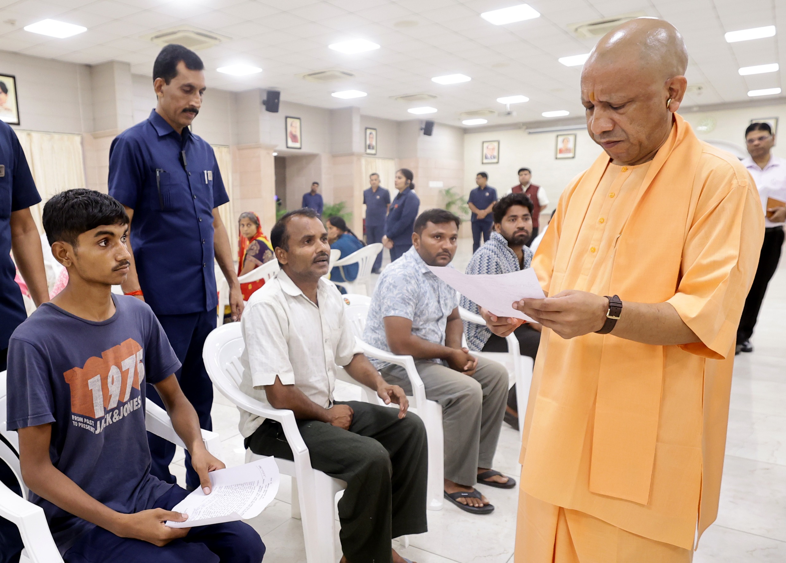 सीएम योगी आदित्यनाथ ने सोमवार सुबह ‘जनता दर्शन’में आए लोगों को दिया भरोसा