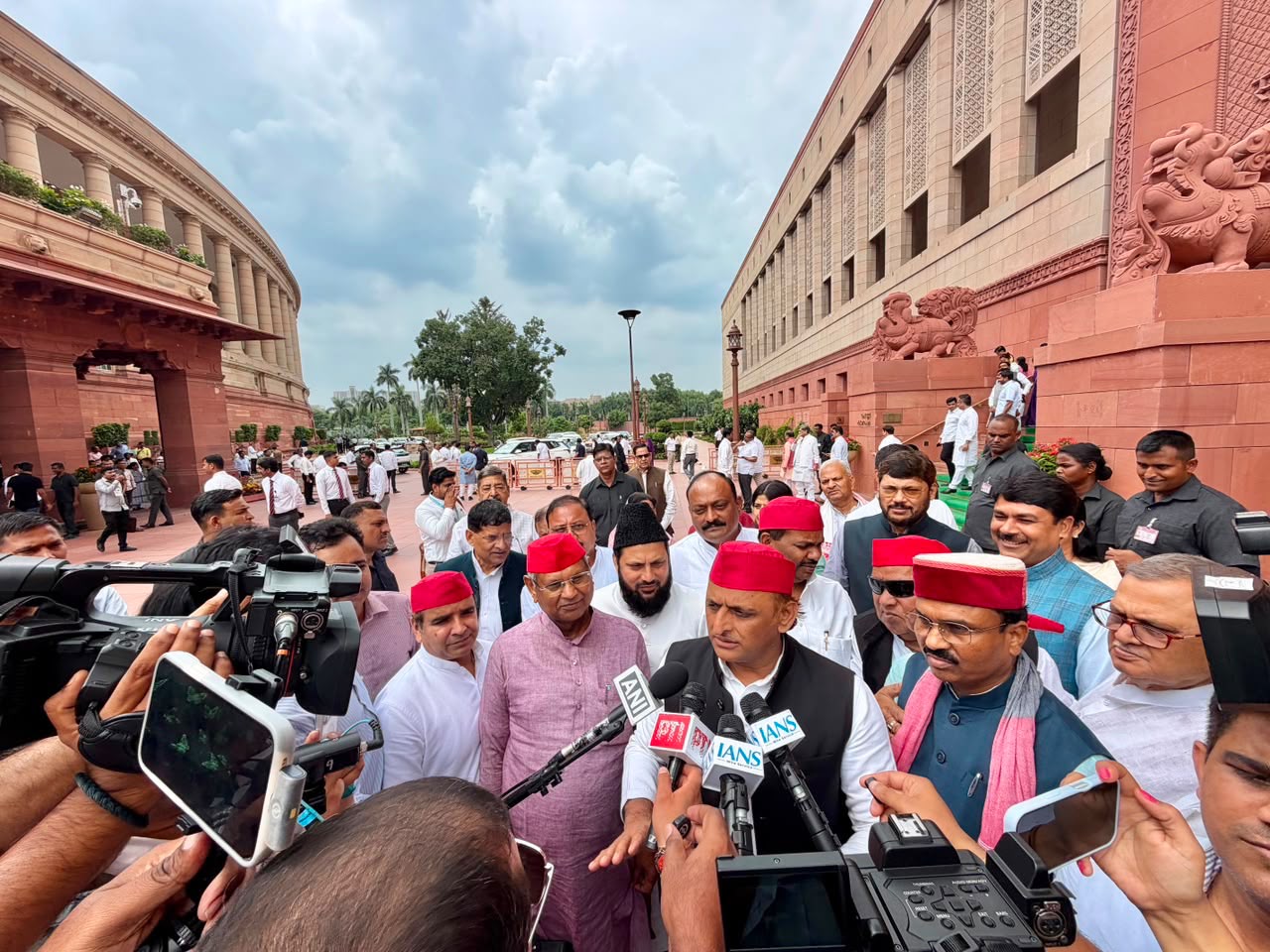 जब से भाजपा सरकार में आयी है उसने शिक्षा को चौपट कर दिया है: अखिलेश यादव