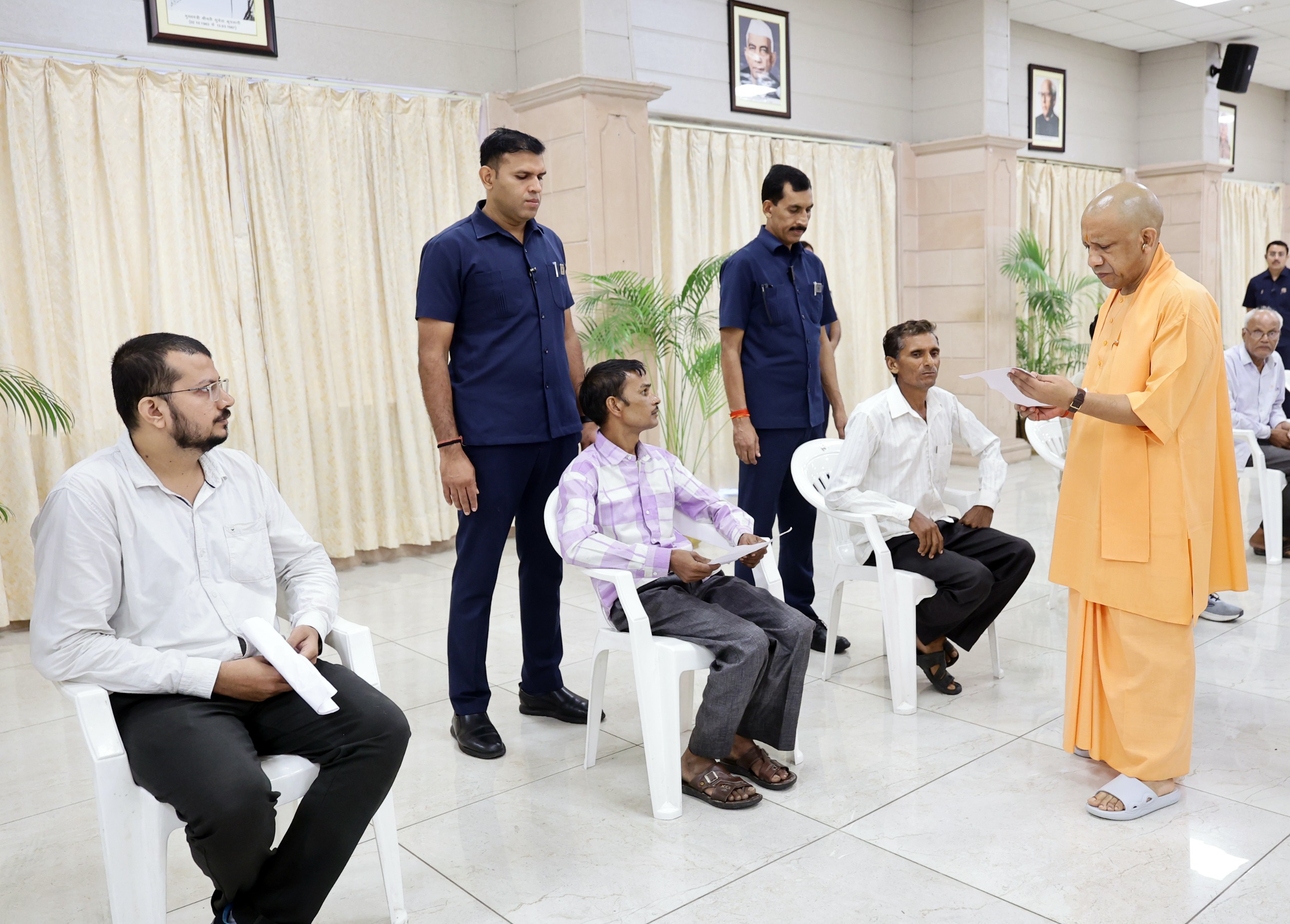 सीएम योगी आदित्यनाथ ने ‘जनता दर्शन’ में सोमवार सुबह प्रदेश के कई जनपदों से आए लोगों की सुनीं समस्याएं