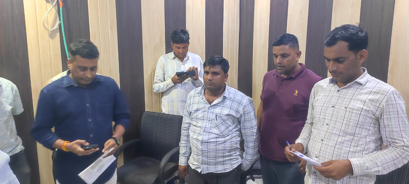 एसीबी के छापे से सैंपऊ तहसील में मचा हड़कंप, तहसीलदार का रीडर वीरेंद्र 4000 की रिश्वत लेते रंगे हाथों गिरफ्तार