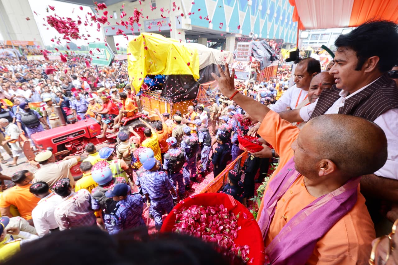 कांवड़ मार्ग पर हेलिकॉप्टर से भी शिवभक्तों पर पुष्पवर्षा, हर-हर बम-बम से गूंज उठा पश्चिम उत्तर प्रदेश